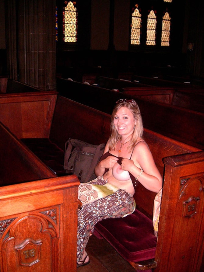 Sophie, mature pécheresse exhibe ses seins à l'église