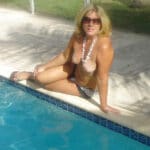 Carine, blonde quinquagénaire topless à la piscine