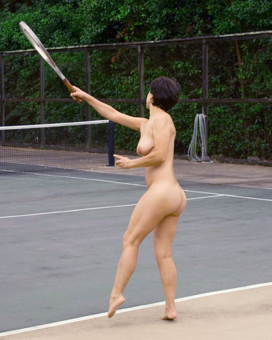 Tennis naturiste d'une bonnasse mature brune - Photos Femmes Mures.