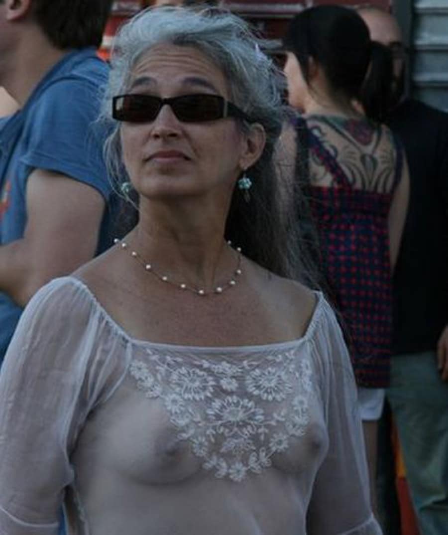 Joanna, vieille hippie exhib aux petits seins Photos Femmes Mures